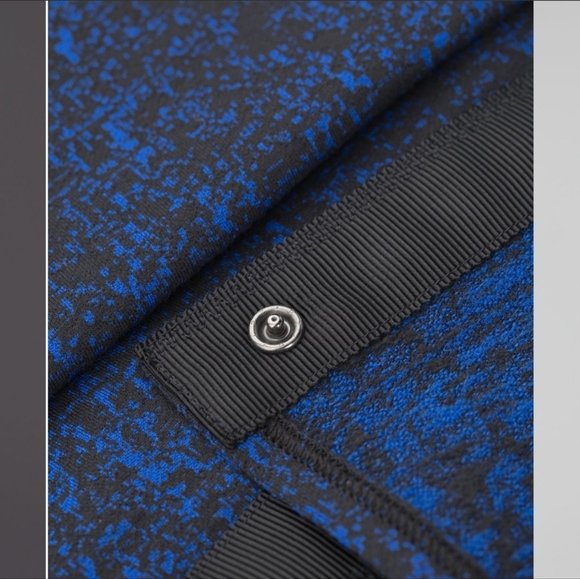 NWOT Lululemon Vinyasa Scarf - black with blue - Picture 8 of 11